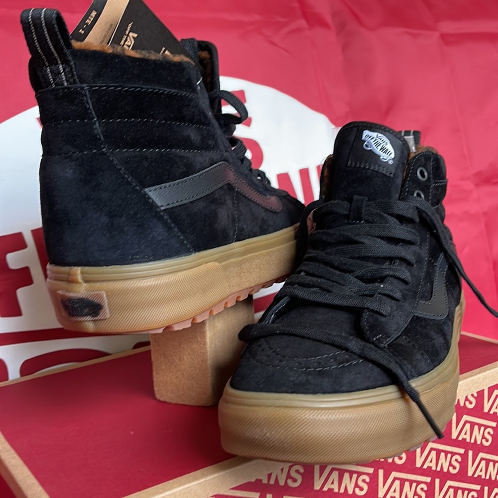 Vans WMNS Sk8-Hi Mte-1
Black/Gum
VNOA5HZYB9M
boots - sneakers - athletic shoes - Picture 10 of 16